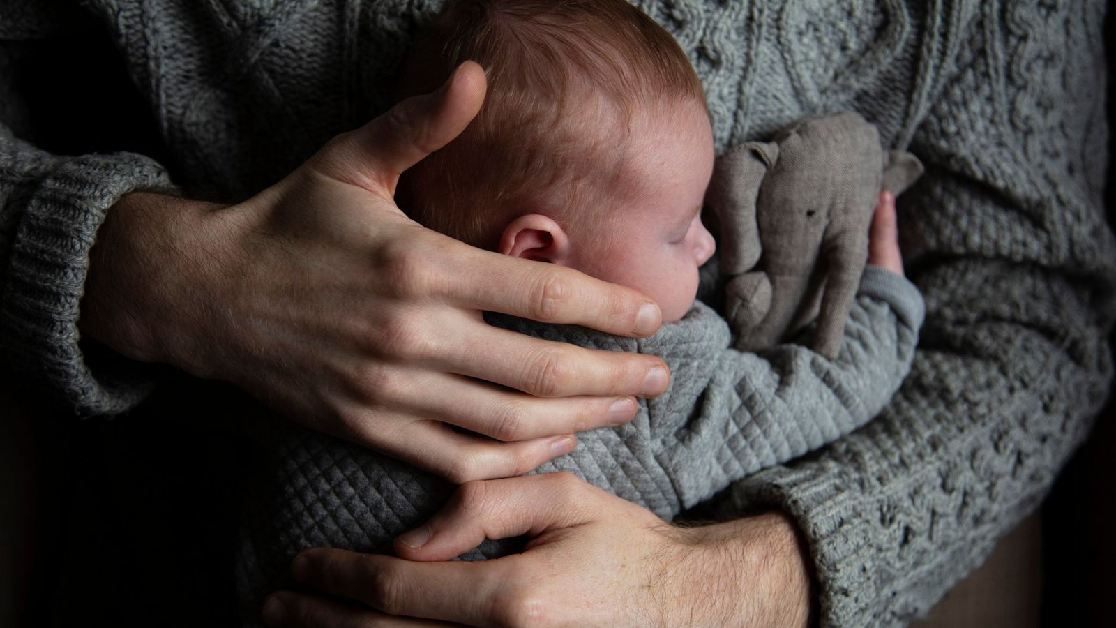 Aus der Bindungstheorie weiß man: Kinder profitieren, wenn sie schon früh Zeit mit dem Vater verbringen.Foto: Adobe Stock/ink drop Aus der Bindungstheorie weiß man: Kinder profitieren, wenn sie schon früh Zeit mit dem Vater verbringen.Foto: Adobe Stock/ink drop