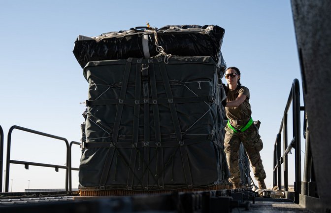 Eine Pilotin der U.S. Air Force lädt Paletten mit humanitären Hilfsgütern, die für den Gazastreifen bestimmt sind, an Bord eines Flugzeugs.<span class='image-autor'>Foto: U.S Air Force/ZUMA Press Wire/dpa</span>