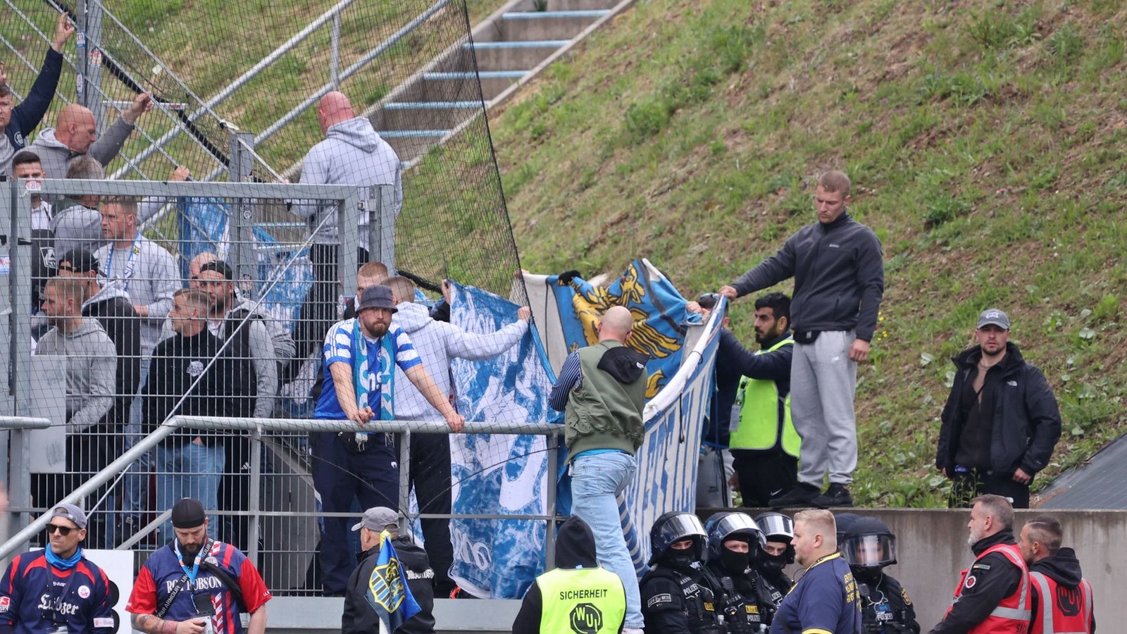 Nach dem Sturz schirmten Fans die Unfallstelle mit Bannern abFoto: IMAGO//Fabian Kleer Nach dem Sturz schirmten Fans die Unfallstelle mit Bannern abFoto: IMAGO//Fabian Kleer
