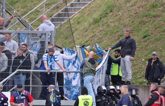 Nach dem Sturz schirmten Fans die Unfallstelle mit Bannern ab<span class='image-autor'>Foto: IMAGO//Fabian Kleer</span>