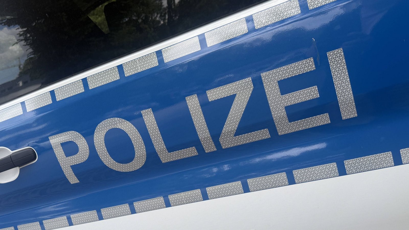 Die Polizei sucht Zeugen des Unfalls. (Symbolbild)Foto: IMAGO/mix1/IMAGO/mix1 Die Polizei sucht Zeugen des Unfalls. (Symbolbild)Foto: IMAGO/mix1/IMAGO/mix1