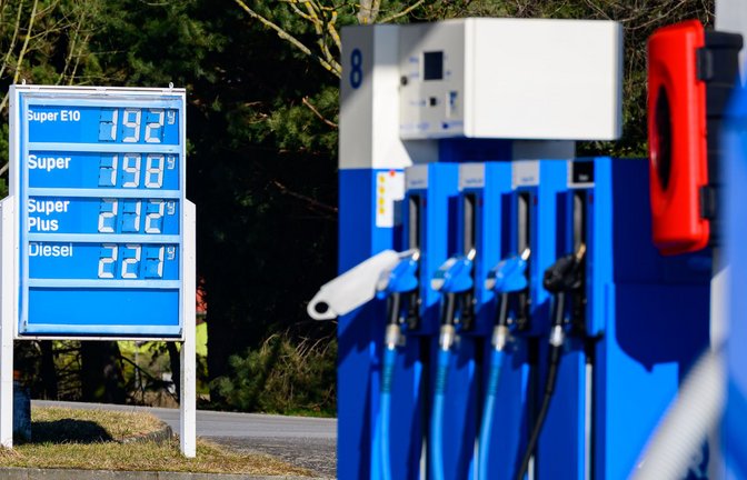 Der Ruf nach einem Ausgleich für hohe Spritpreise wird immer lauter – nun auch des Beamtenbundes, der vor allem die Reisekosten der Landesbediensteten im Blick hat.<span class='image-autor'>Foto: Patrick Pleul/dpa</span>