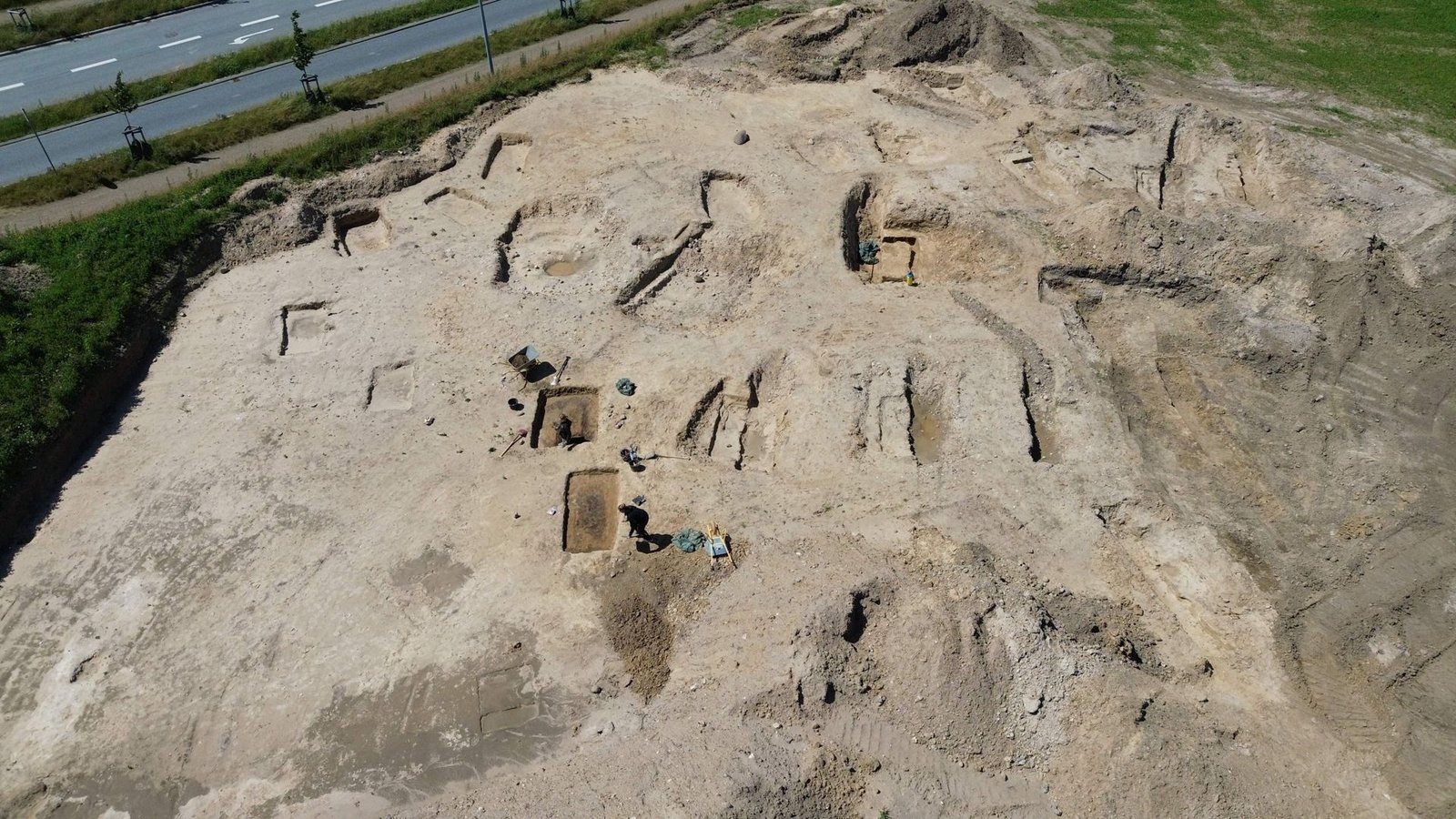 Luftaufnahme der jetzt entdeckten Wikingergräber bei nahe der Stadt Aarhus.Foto: AFP/James Brooks Luftaufnahme der jetzt entdeckten Wikingergräber bei nahe der Stadt Aarhus.Foto: AFP/James Brooks