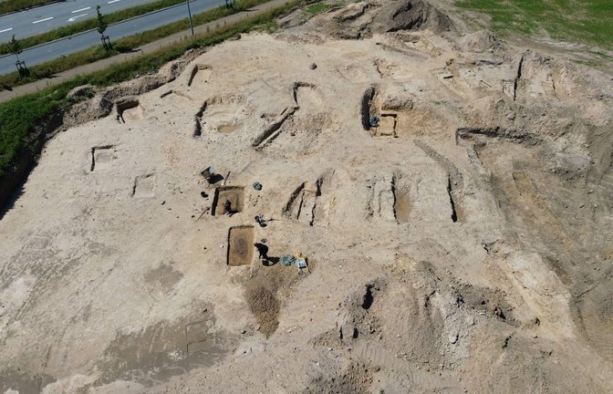 Luftaufnahme der jetzt entdeckten Wikingergräber bei nahe der Stadt Aarhus.<span class='image-autor'>Foto: AFP/James Brooks</span>