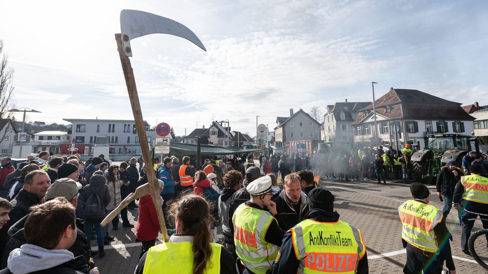Aufgeheizte Atmosphäre vor dem Politischen Aschermittwoch der Grünen in Biberach – aber kam es auch zu Straftaten?Foto: dpa/Silas Stein Aufgeheizte Atmosphäre vor dem Politischen Aschermittwoch der Grünen in Biberach – aber kam es auch zu Straftaten?Foto: dpa/Silas Stein