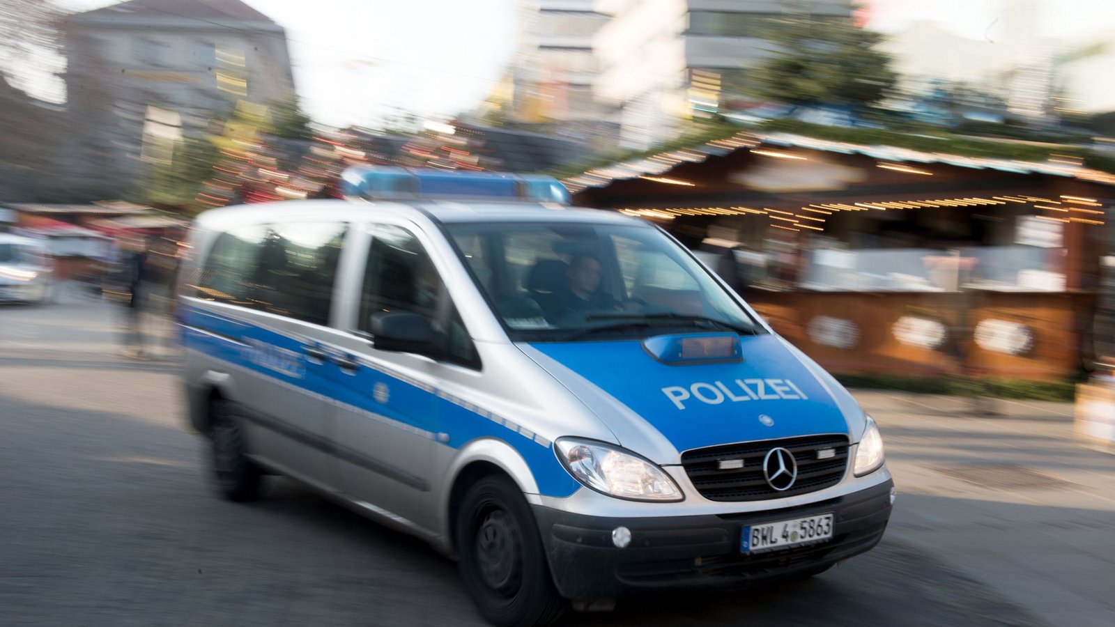Polizeiauto am Rande des Stuttgarter Weihnachtsmarkts (Archivbild)Foto: dpa