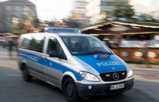 Polizeiauto am Rande des Stuttgarter Weihnachtsmarkts (Archivbild)<span class='image-autor'>Foto: dpa</span>