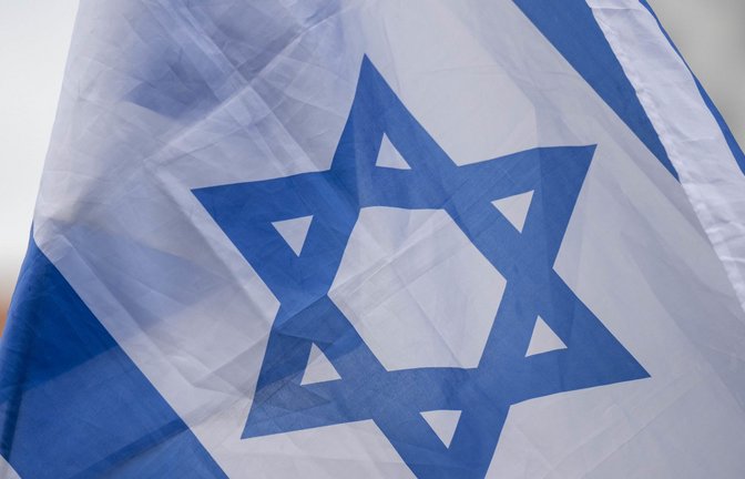 Die Israel-Flagge war in der Nacht zum 11. Oktober in Heilbronn zerstört worden. (Symbolbild)<span class='image-autor'>Foto: dpa/Hendrik Schmidt</span>