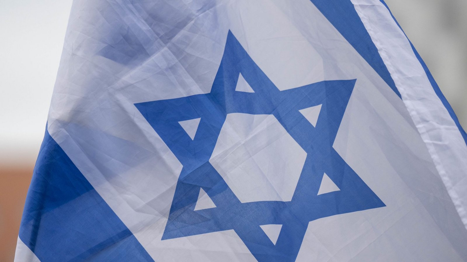 Die Israel-Flagge war in der Nacht zum 11. Oktober in Heilbronn zerstört worden. (Symbolbild)Foto: dpa/Hendrik Schmidt Die Israel-Flagge war in der Nacht zum 11. Oktober in Heilbronn zerstört worden. (Symbolbild)Foto: dpa/Hendrik Schmidt