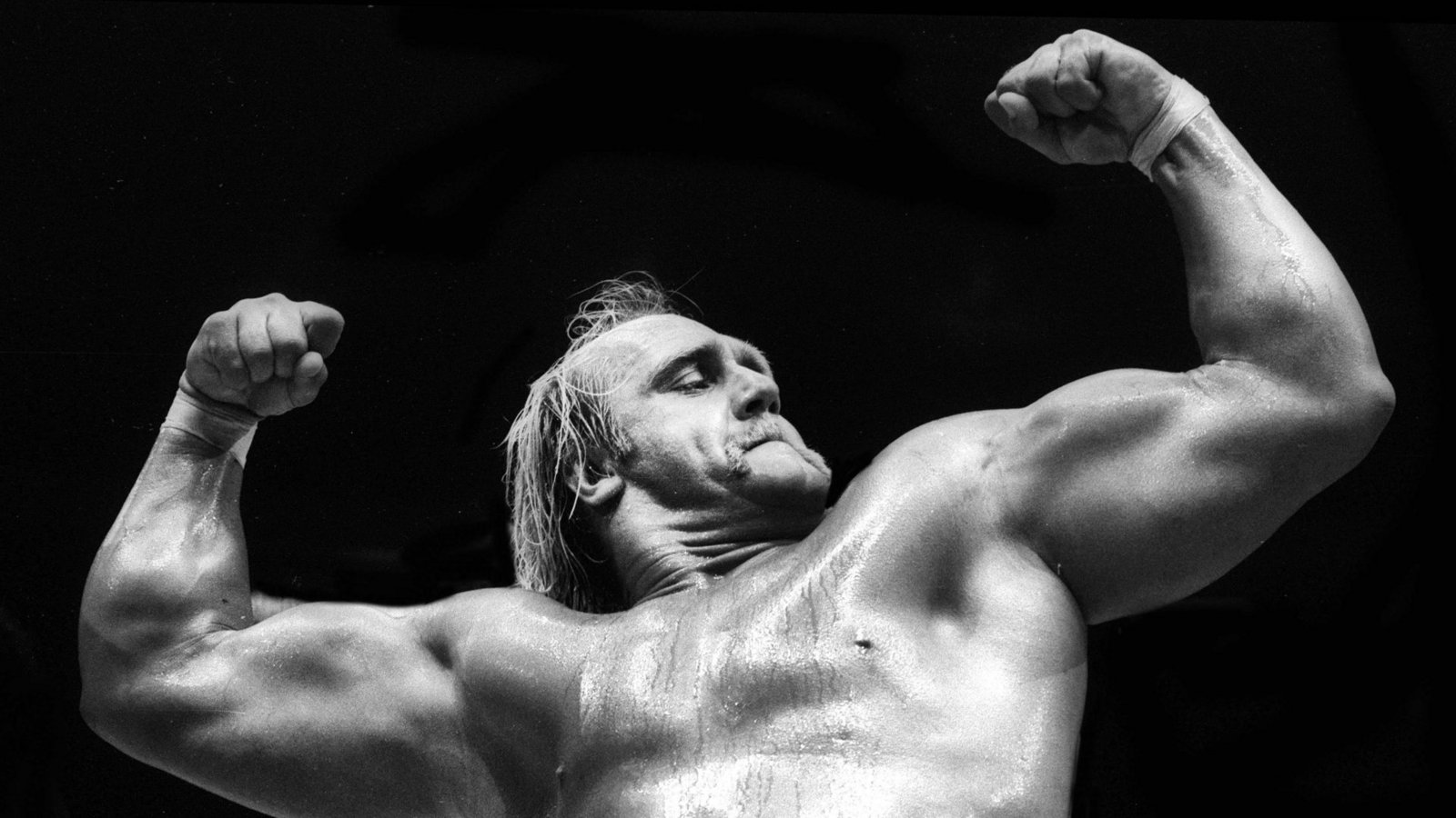 Hogans Wrestling Karriere begann Ende der Siebziger. Damals noch unter Namen wie „Terry ‚The Hulk‘ Boulder“ und „Sterling Golden“ feierte er 1977 sein professionelles Wrestlingdebüt. 1979 debütierte er dann erstmals für die damalige WWF (heute WWE). In den Achtzigern wurde Hogan zunehmend zum Superstar und Aushängeschild des Wrestlings. 1984 gelang ihm sein bis dahin größter Triumph: Am 23. Januar wurde er im Kampf gegen „The Iron Sheik“ zum ersten Mal World Heavyweight Champion.Foto: IMAGO/Newscom World Hogans Wrestling Karriere begann Ende der Siebziger. Damals noch unter Namen wie „Terry ‚The Hulk‘ Boulder“ und „Sterling Golden“ feierte er 1977 sein professionelles Wrestlingdebüt. 1979 debütierte er dann erstmals für die damalige WWF (heute WWE). In den Achtzigern wurde Hogan zunehmend zum Superstar und Aushängeschild des Wrestlings. 1984 gelang ihm sein bis dahin größter Triumph: Am 23. Januar wurde er im Kampf gegen „The Iron Sheik“ zum ersten Mal World Heavyweight Champion.Foto: IMAGO/Newscom World
