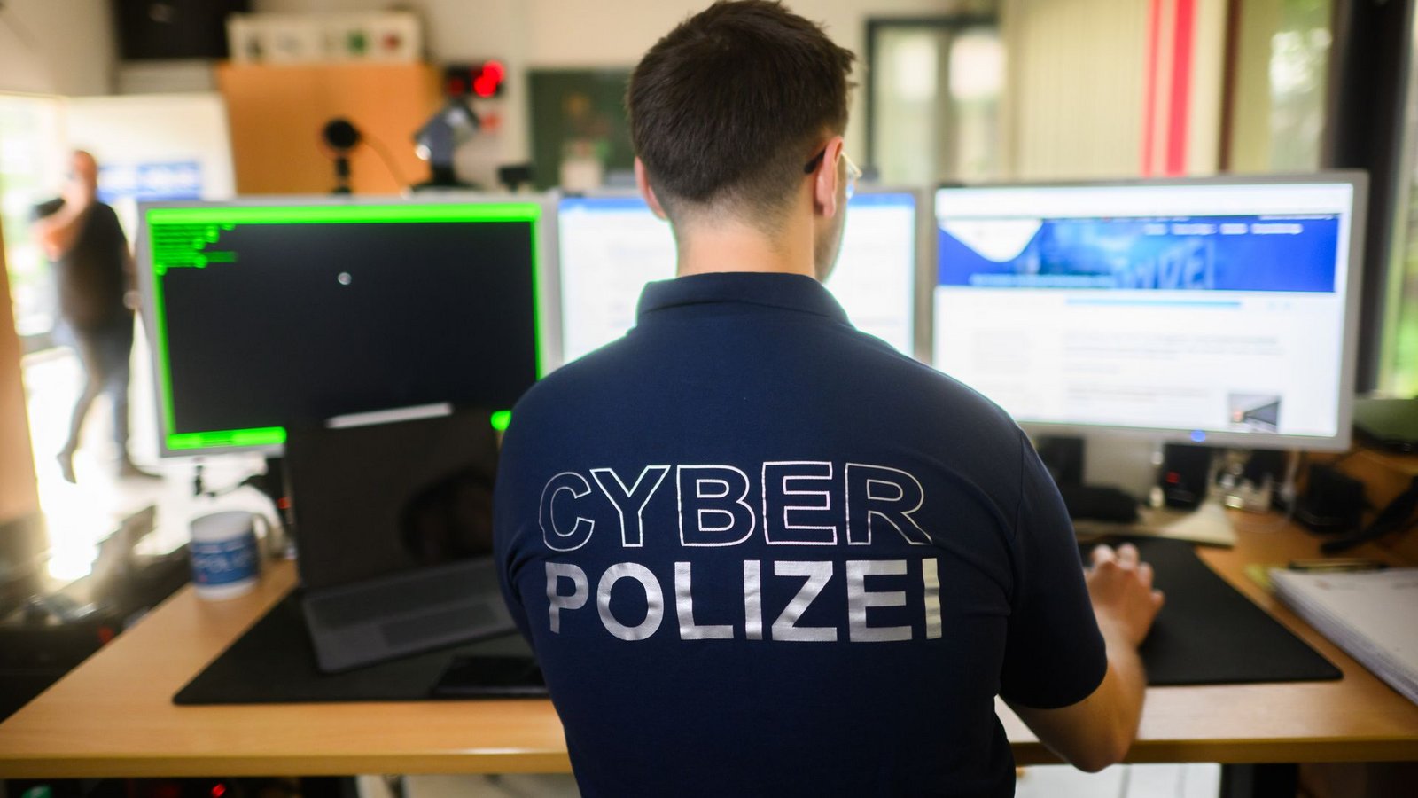 Die Mehrheit der Straftaten im Internet wird inzwischen aus dem Ausland heraus begangen. (Symbolbild)Foto: Julian Stratenschulte/dpa Die Mehrheit der Straftaten im Internet wird inzwischen aus dem Ausland heraus begangen. (Symbolbild)Foto: Julian Stratenschulte/dpa