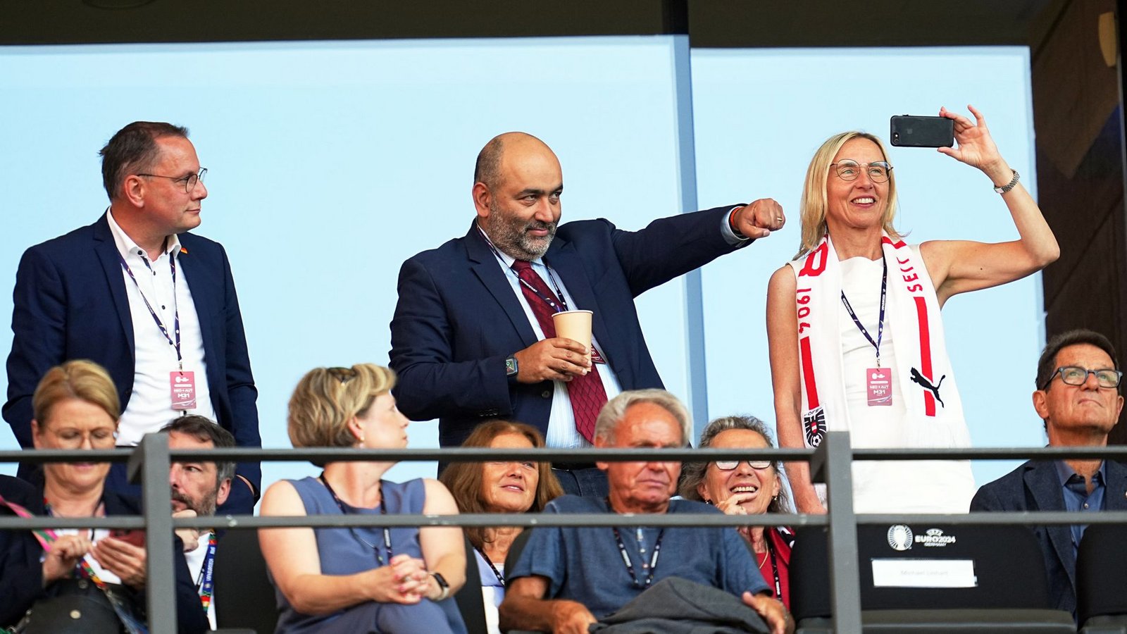 Während der Grüne Omid Nouripour (Mitte) schon jubelt, scheint AfD-Chef Tino Chrupalla (ausnahmsweise links) noch unschlüssig zu sein.Foto: dpa/Michael Kappeler Während der Grüne Omid Nouripour (Mitte) schon jubelt, scheint AfD-Chef Tino Chrupalla (ausnahmsweise links) noch unschlüssig zu sein.Foto: dpa/Michael Kappeler