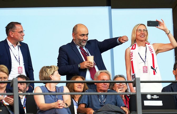 Während der Grüne Omid Nouripour (Mitte) schon jubelt, scheint  AfD-Chef Tino Chrupalla (ausnahmsweise links) noch unschlüssig zu sein.<span class='image-autor'>Foto: dpa/Michael Kappeler</span>