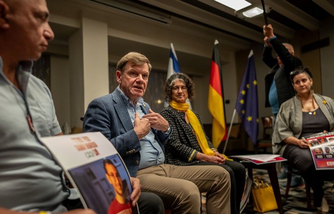 Außenminister Johann Wadephul (Zweiter von links) spricht in Israel mit Angehörigen von Geiseln, die von der Hamas in den Gazastreifen verschleppt wurden.<span class='image-autor'>Foto: Michael Kappeler/dpa</span>