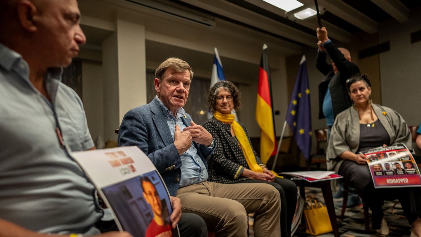 Außenminister Johann Wadephul (Zweiter von links) spricht in Israel mit Angehörigen von Geiseln, die von der Hamas in den Gazastreifen verschleppt wurden.Foto: Michael Kappeler/dpa Außenminister Johann Wadephul (Zweiter von links) spricht in Israel mit Angehörigen von Geiseln, die von der Hamas in den Gazastreifen verschleppt wurden.Foto: Michael Kappeler/dpa