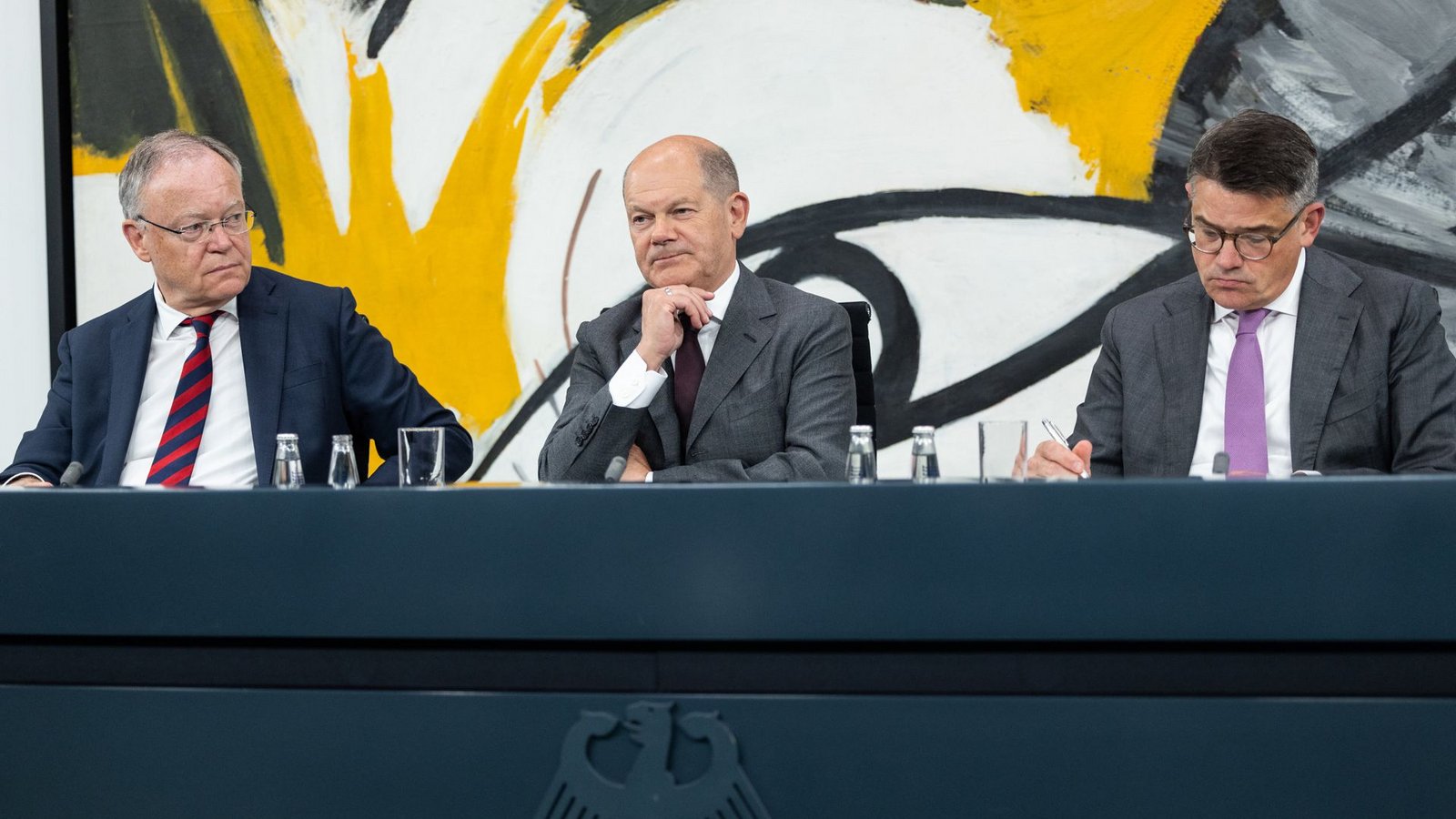 Nicht in allen Punkten fanden Bund und Länder zusammen: Stephan Weil (v.li.), Olaf Scholz und Boris Rhein.Foto: dpa/Hannes P Albert Nicht in allen Punkten fanden Bund und Länder zusammen: Stephan Weil (v.li.), Olaf Scholz und Boris Rhein.Foto: dpa/Hannes P Albert