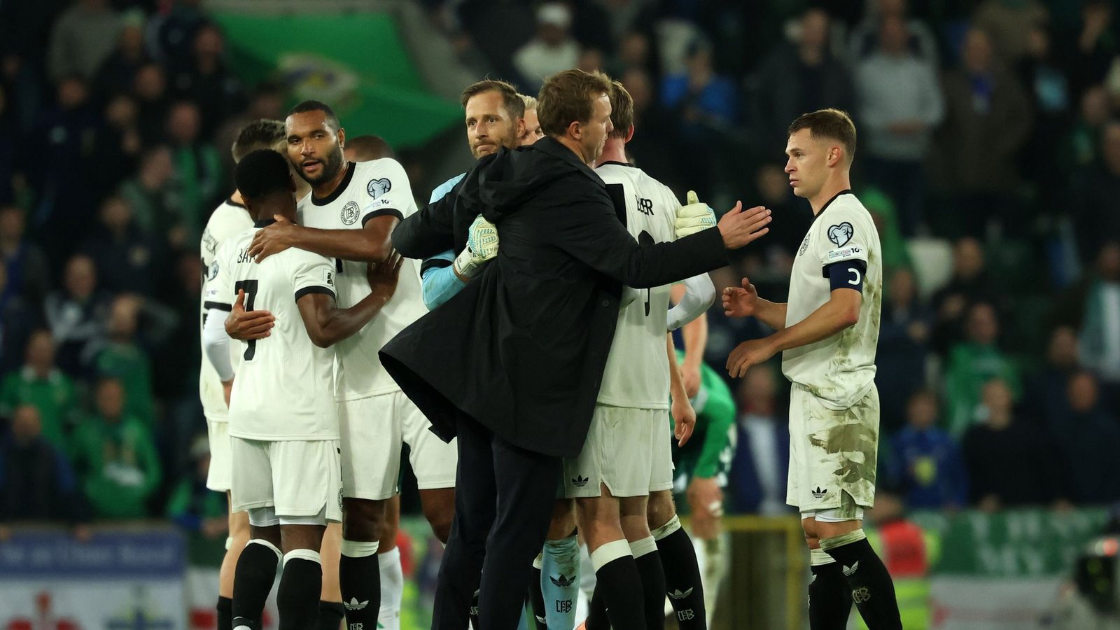 Bundestrainer Julian Nagelsmann gratuliert seinen Spielern nach dem Schlusspfiff auf dem Platz.Foto: Christian Charisius/dpa