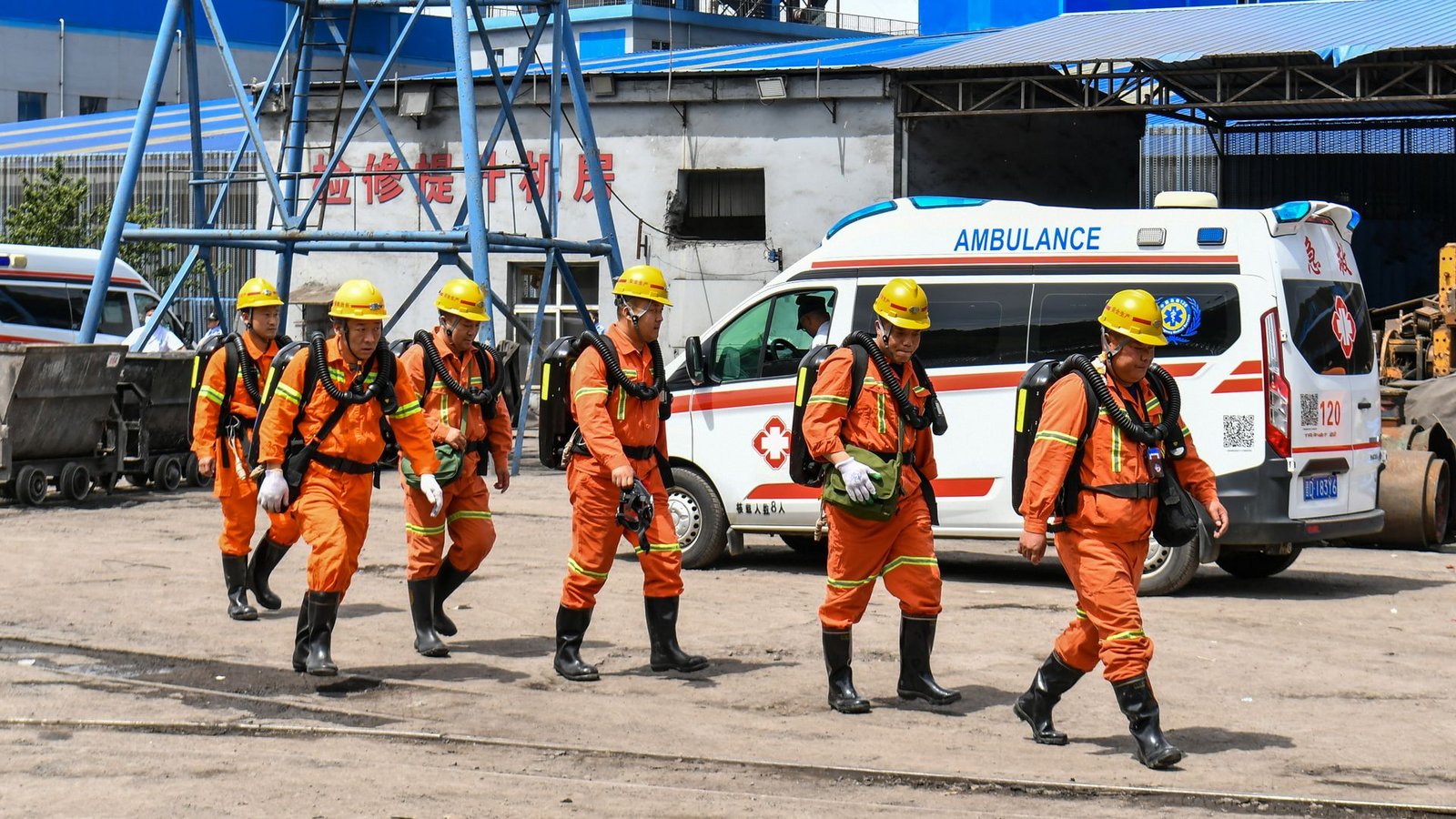Über 700 Rettungskräfte wurden im Zuge des Unglücks mobilisiert.Foto: Cao Yang/XinHua/dpa