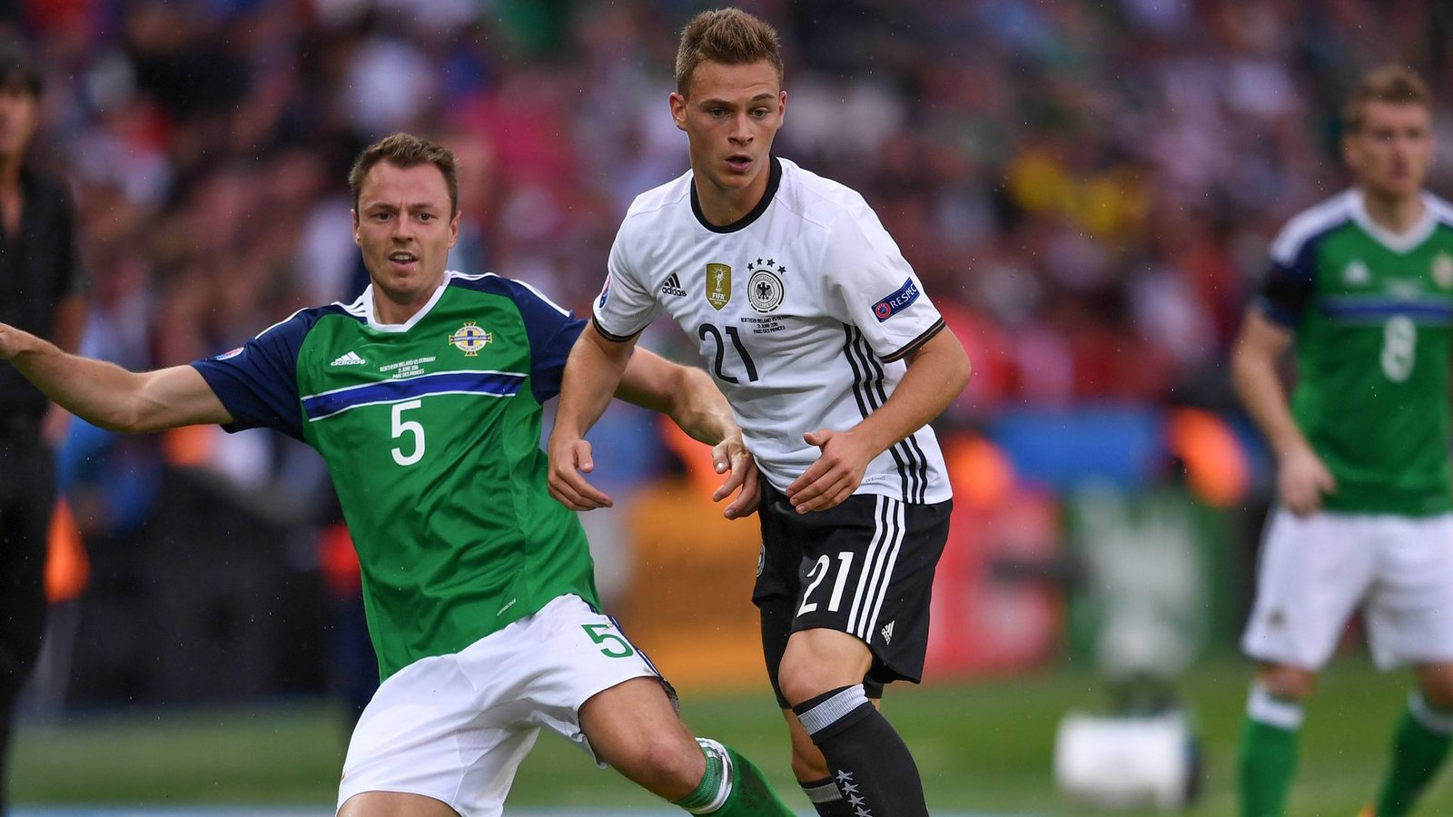 Joshua Kimmich (Note 3): Da war er schon wieder draußen – nachdem der Kapitän am Freitag beim 4:0 gegen Luxemburg überraschend wieder auf die rechte Abwehrseite zurückgekehrt war, durfte (oder besser: musste) Kimmich dort auch in Belfast Dienst tun, was er dieses Mal wieder vorschriftsmäßig machte. In Sinsheim hatte Kimmich gar ja noch zwei Tore geschossen und stark gespielt. In Belfast nun offensiv weniger auffällig, aber defensiv mehr gefordert – und: stabil.Foto: imago/Ulmer/Teamfoto