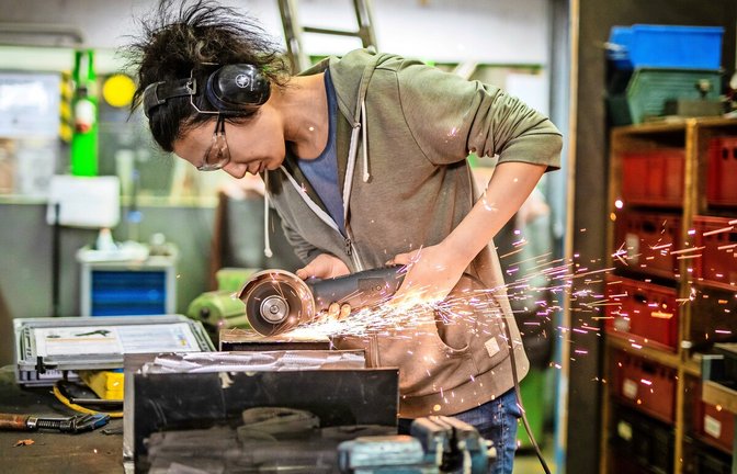 Yun Xing will im Hobbyhimmel einen Gartentisch in einen Grill umbauen.<span class='image-autor'>Foto: Lichtgut/Christoph Schmidt</span>