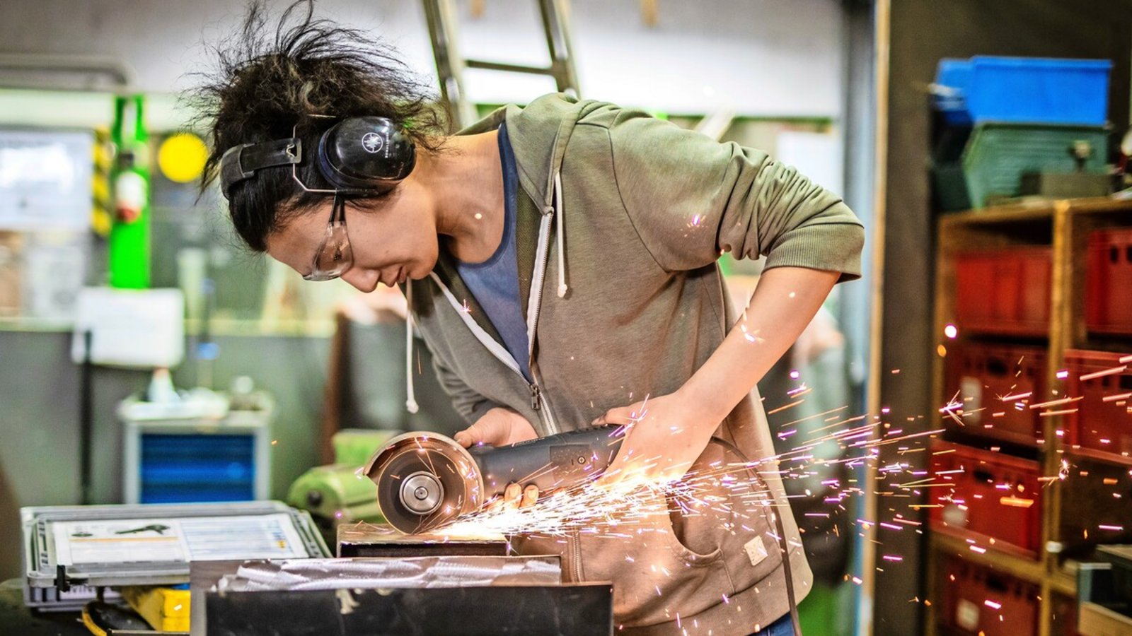 Yun Xing will im Hobbyhimmel einen Gartentisch in einen Grill umbauen.Foto: Lichtgut/Christoph Schmidt Yun Xing will im Hobbyhimmel einen Gartentisch in einen Grill umbauen.Foto: Lichtgut/Christoph Schmidt