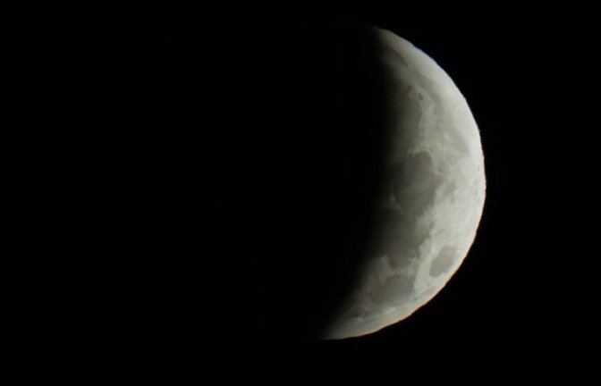 Nur noch eine Sichel ist in den frühen Morgenstunden während einer partiellen Mondfinsternis zu sehen.<span class='image-autor'>Peter Kneffel/dpa</span>
