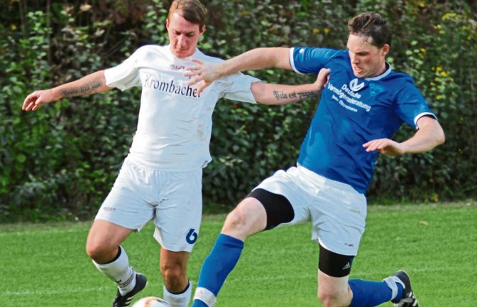 Daniel Heyd (links) wird auf dem Weg zum Tor von einem Mühlhausener gestoppt. Foto: Nachreiner