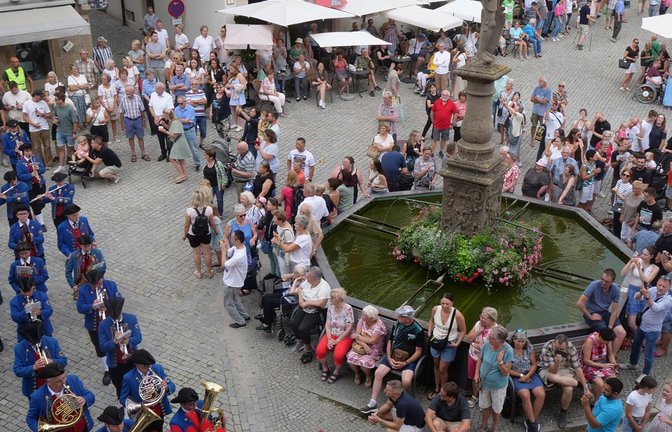 Beim Einmarsch der Musiker ist der Platz auf und um den Marktplatz gut gefüllt.