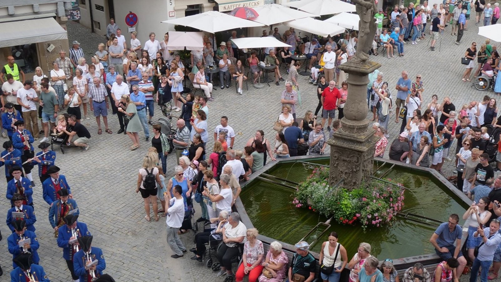Beim Einmarsch der Musiker ist der Platz auf und um den Marktplatz gut gefüllt.