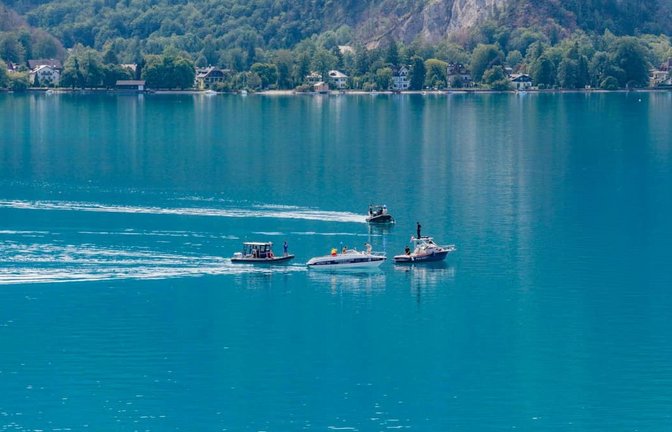 Sucharbeiten nach dem Absturz im Attersee.<span class='image-autor'>MATTHIAS KALTENLEITNER/afp</span>