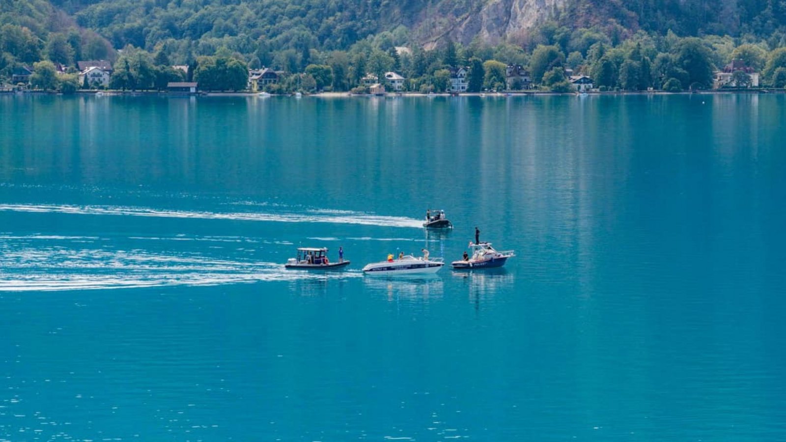 Sucharbeiten nach dem Absturz im Attersee.MATTHIAS KALTENLEITNER/afp Sucharbeiten nach dem Absturz im Attersee.MATTHIAS KALTENLEITNER/afp