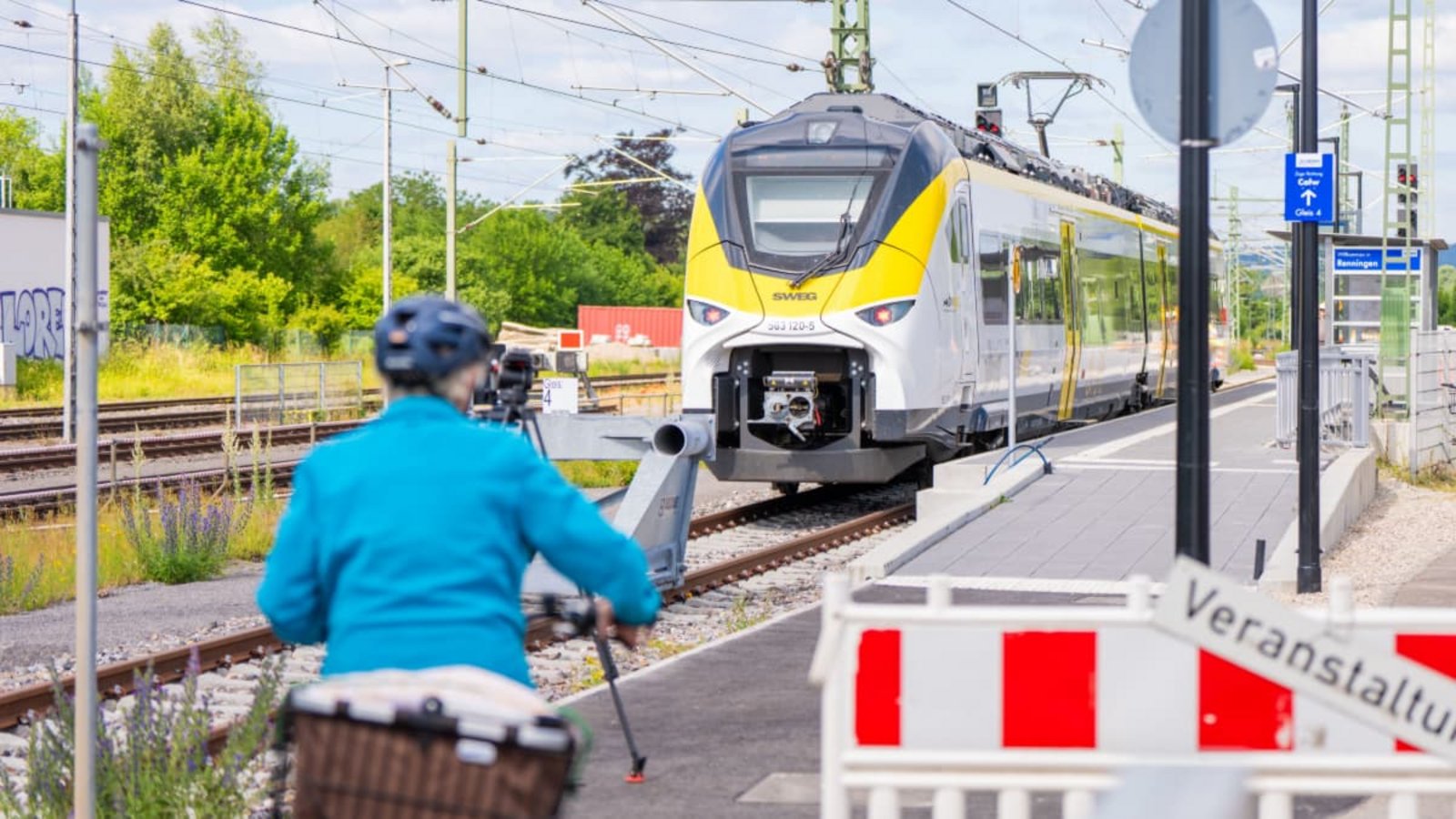 Zug der Hermann-Hesse-Bahn am Bahnhof von Renningen am 15. Juni 2026, erster Betriebstag bis RenningenLichtworkart/Manuel Kamuf Zug der Hermann-Hesse-Bahn am Bahnhof von Renningen am 15. Juni 2026, erster Betriebstag bis RenningenLichtworkart/Manuel Kamuf