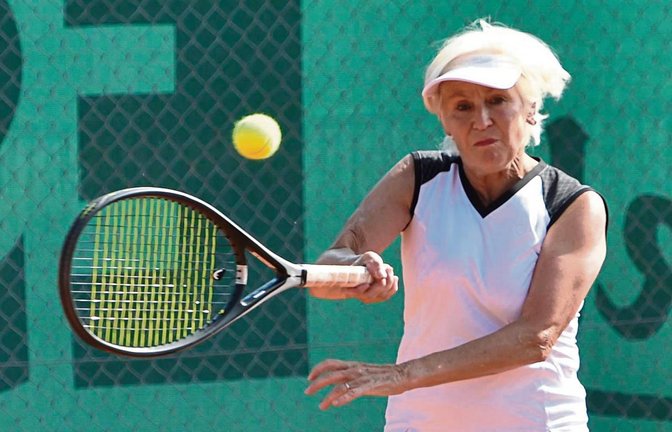 Kraftvolle Schläge haben die Tennisspielerinnen des TV Vaihingen bei der deutschen Meisterschaft der Frauen 60 gezeigt. Roselinde Böhringer aus Enzweihingen gewann alle drei Matches.  Foto: Leitner