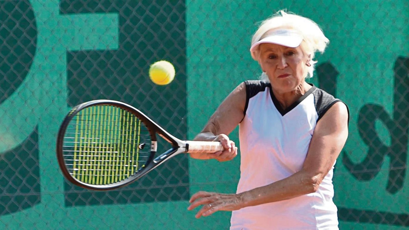 Kraftvolle Schläge haben die Tennisspielerinnen des TV Vaihingen bei der deutschen Meisterschaft der Frauen 60 gezeigt. Roselinde Böhringer aus Enzweihingen gewann alle drei Matches.  Foto: Leitner