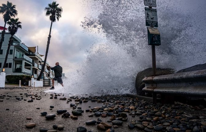 Kalifornien wird während einer historischen El-Niño-Saison von ungewöhnlich hohen Wellen heimgesucht.<span class='image-autor'>Jake Lee Green/ZUMA Press Wire/dpa</span>