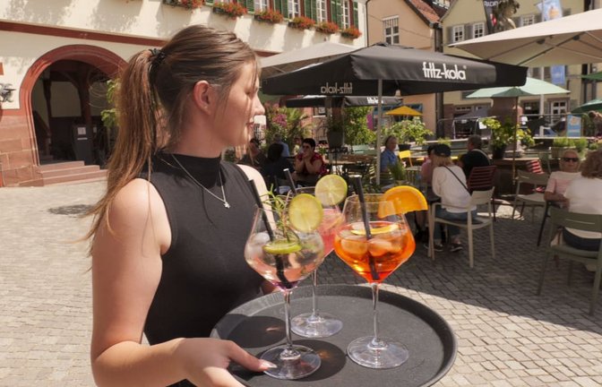 Sommerzeit in Weil der Stadt: Der Strandsommer zieht fünf Wochen lang Publikum auf den Marktplatz und bringt Leben die Stadt. Manchem Anwohner zu viel.<span class='image-autor'>Simon Granville</span>