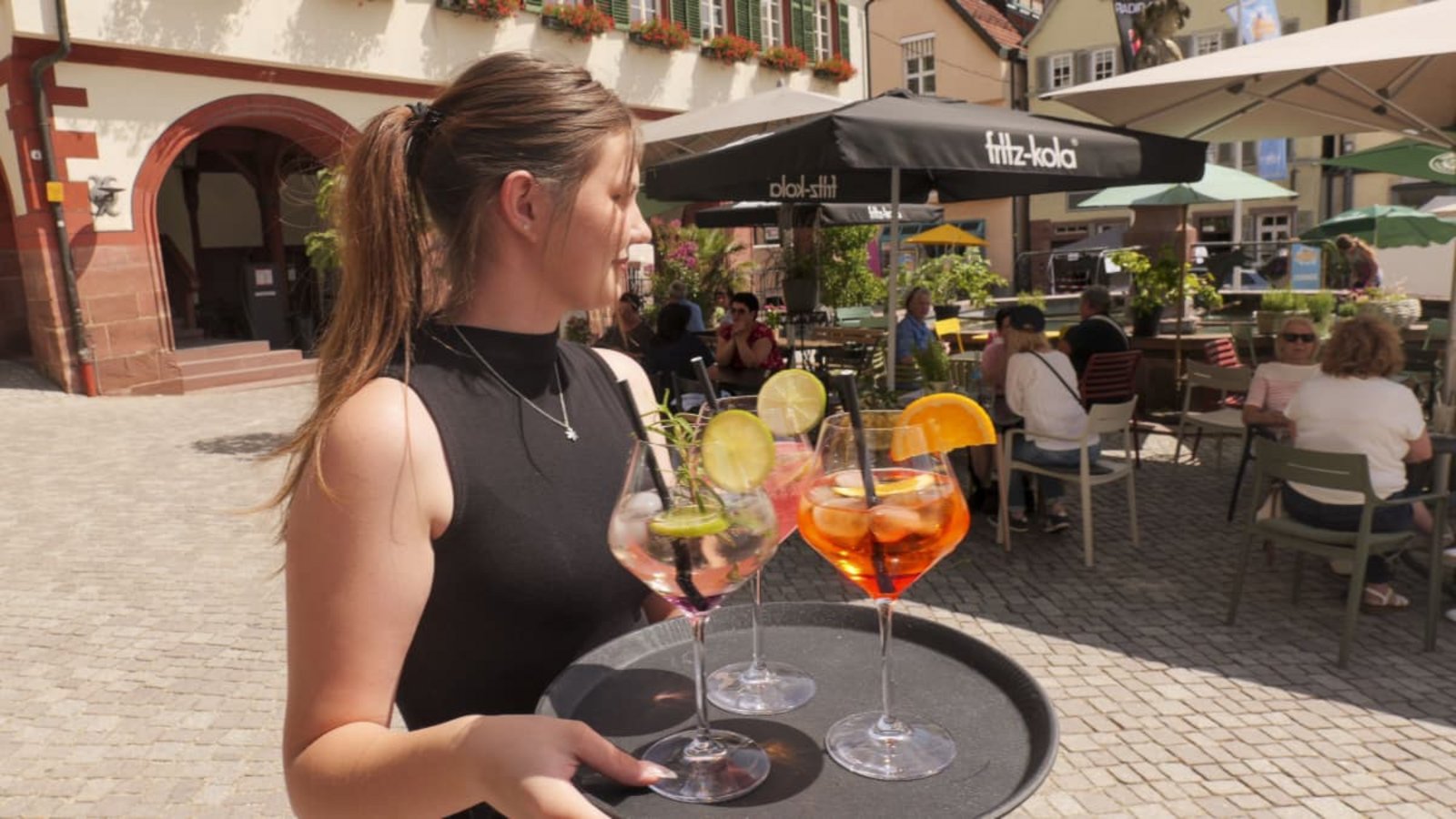 Sommerzeit in Weil der Stadt: Der Strandsommer zieht fünf Wochen lang Publikum auf den Marktplatz und bringt Leben die Stadt. Manchem Anwohner zu viel.Simon Granville Sommerzeit in Weil der Stadt: Der Strandsommer zieht fünf Wochen lang Publikum auf den Marktplatz und bringt Leben die Stadt. Manchem Anwohner zu viel.Simon Granville