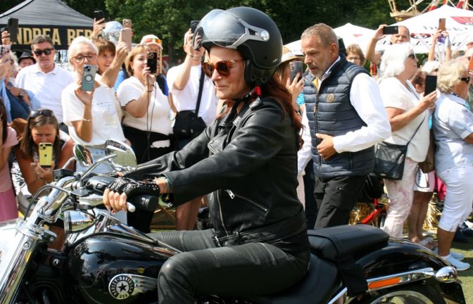 Andrea Berg so nah wie sonst nie: Gegen 11 Uhr ist es soweit - begleitet von zahlreichen Motorrädern fährt die Berg ein, standesgemäß auf einer Harley Davidson.<span class='image-autor'>Eva Herschmann</span>