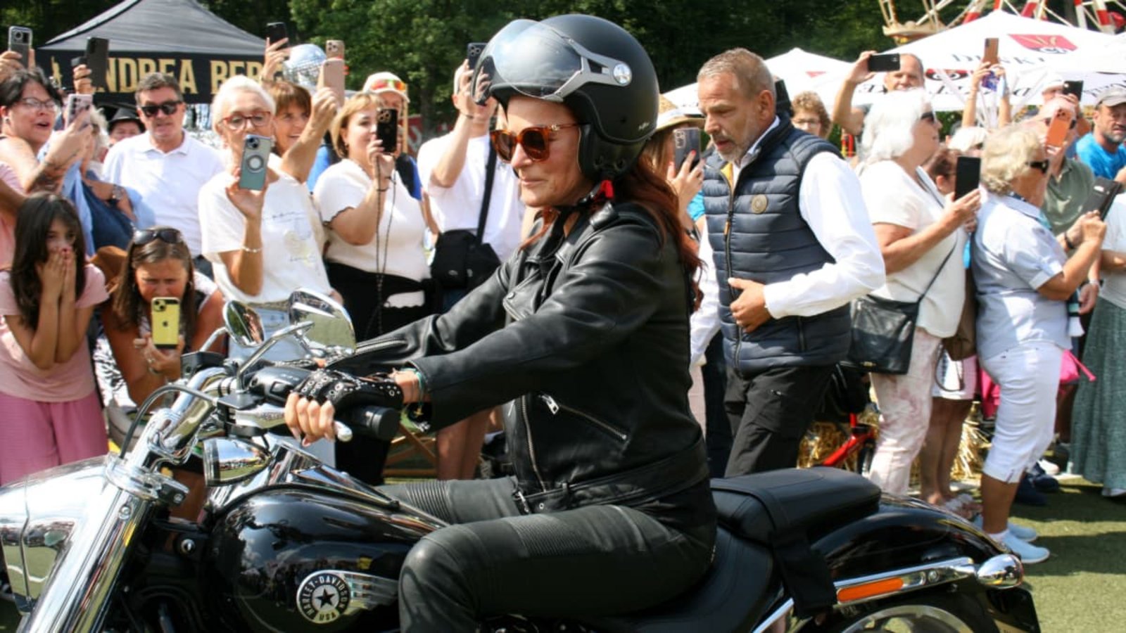Andrea Berg so nah wie sonst nie: Gegen 11 Uhr ist es soweit - begleitet von zahlreichen Motorrädern fährt die Berg ein, standesgemäß auf einer Harley Davidson.Eva Herschmann Andrea Berg so nah wie sonst nie: Gegen 11 Uhr ist es soweit - begleitet von zahlreichen Motorrädern fährt die Berg ein, standesgemäß auf einer Harley Davidson.Eva Herschmann