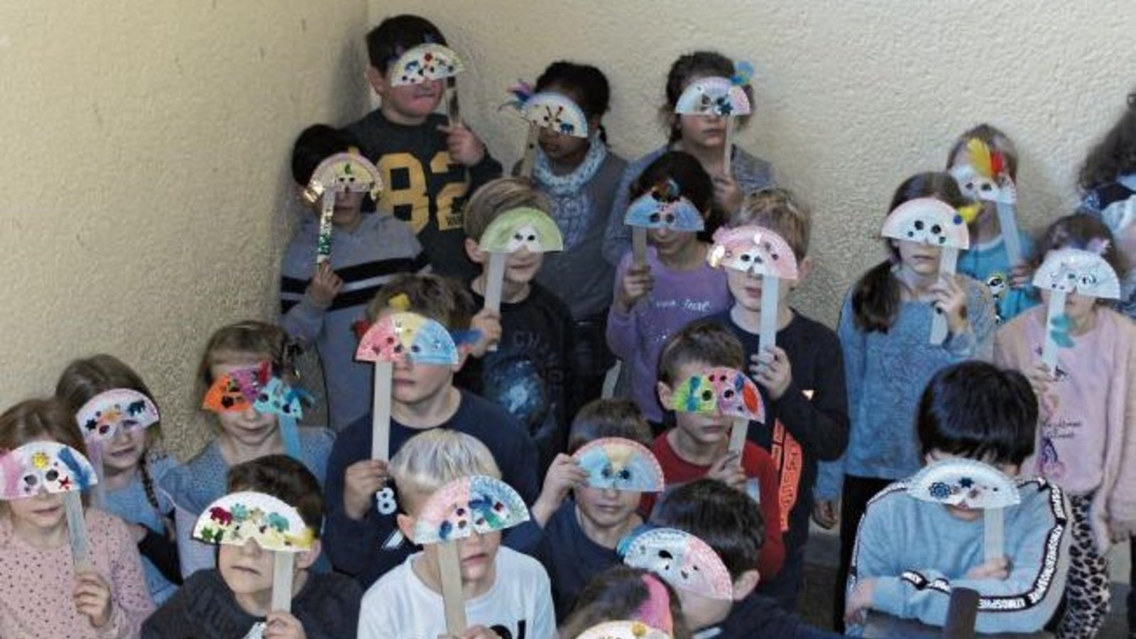 Die Klasse 2c der Vaihinger Schlossbergschule bringt sich mit den selbst gebastelten „venezianischen Masken“ in Faschingsstimmung. Foto: R. Pfisterer Die Klasse 2c der Vaihinger Schlossbergschule bringt sich mit den selbst gebastelten „venezianischen Masken“ in Faschingsstimmung. Foto: R. Pfisterer