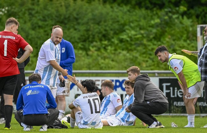 Trübsal beim VfB Vaihingen: Spielertrainer Pasquale Arena klatscht mit seinen Mitspielern ab, nachdem der Abstieg in die Kreisliga B besiegelt ist. <span class='image-autor'>Foto: Leitner</span>