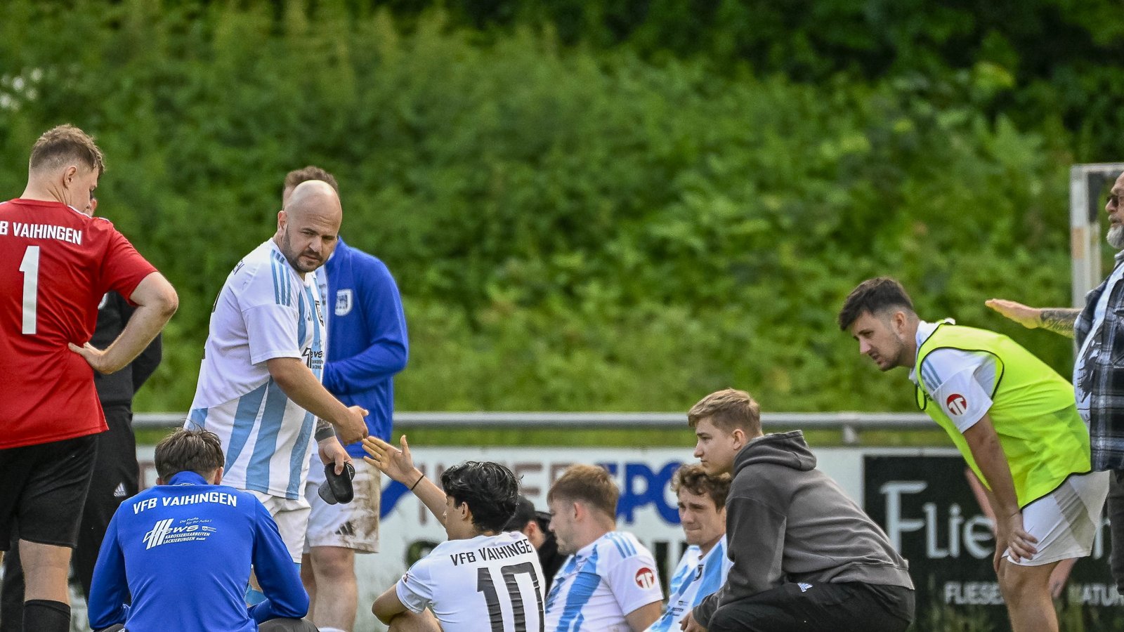 Trübsal beim VfB Vaihingen: Spielertrainer Pasquale Arena klatscht mit seinen Mitspielern ab, nachdem der Abstieg in die Kreisliga B besiegelt ist. Foto: Leitner Trübsal beim VfB Vaihingen: Spielertrainer Pasquale Arena klatscht mit seinen Mitspielern ab, nachdem der Abstieg in die Kreisliga B besiegelt ist. Foto: Leitner