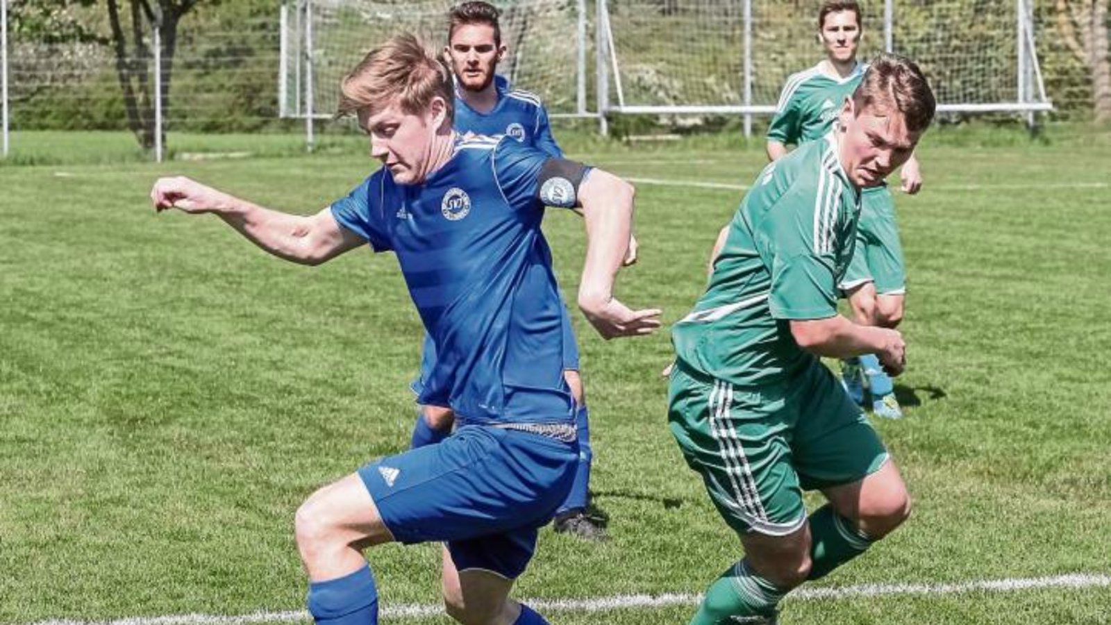 Getrennte Wege auf dem Iptinger Fußballplatz: Illingens Daniel Brenner (links) enteilt Steffen Weeber, muss sich am Ende aber mit 2:4 geschlagen geben. Foto: Simecek