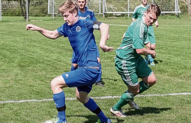 Getrennte Wege auf dem Iptinger Fußballplatz: Illingens Daniel Brenner (links) enteilt Steffen Weeber, muss sich am Ende aber mit 2:4 geschlagen geben. Foto: Simecek