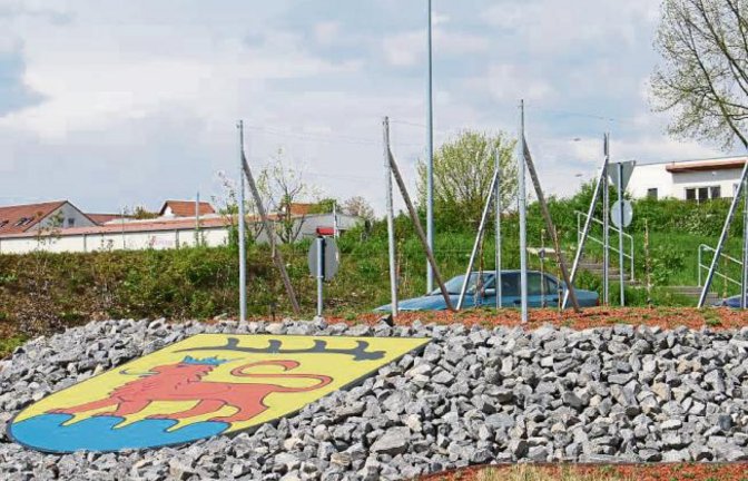 Jetzt ist der Kreisverkehr am Globus-Markt in Vaihingen fertig. Oben sitzt nun der Regent in Form von Reben. Lemberger sei zu anfällig für Mehltau, sagt Stadtsprecherin Martina Fischer. Auf der VKZ-Facebookseite kam der Kreisel gut an.  Foto: Rücker