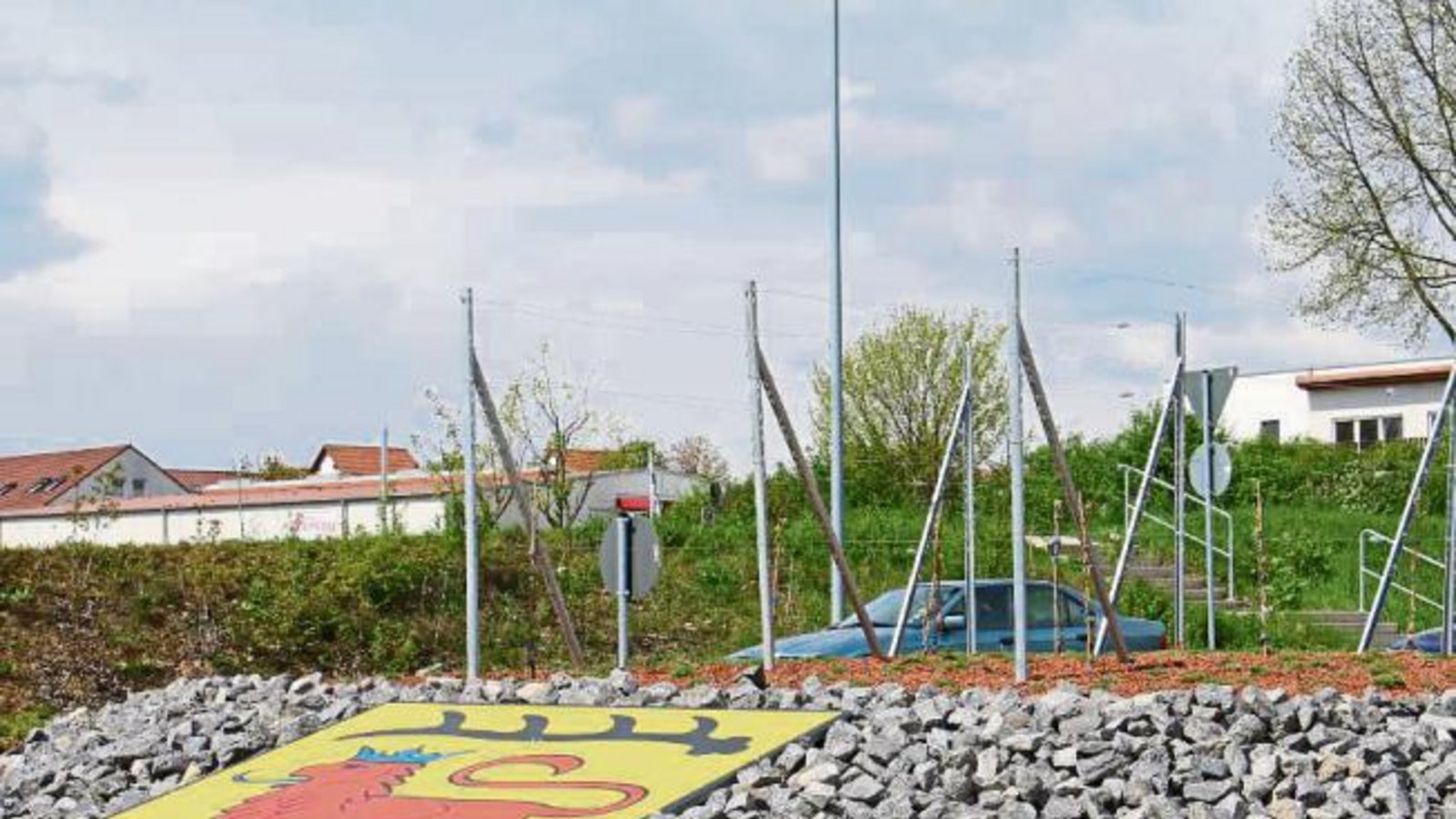 Jetzt ist der Kreisverkehr am Globus-Markt in Vaihingen fertig. Oben sitzt nun der Regent in Form von Reben. Lemberger sei zu anfällig für Mehltau, sagt Stadtsprecherin Martina Fischer. Auf der VKZ-Facebookseite kam der Kreisel gut an. Foto: Rücker Jetzt ist der Kreisverkehr am Globus-Markt in Vaihingen fertig. Oben sitzt nun der Regent in Form von Reben. Lemberger sei zu anfällig für Mehltau, sagt Stadtsprecherin Martina Fischer. Auf der VKZ-Facebookseite kam der Kreisel gut an. Foto: Rücker