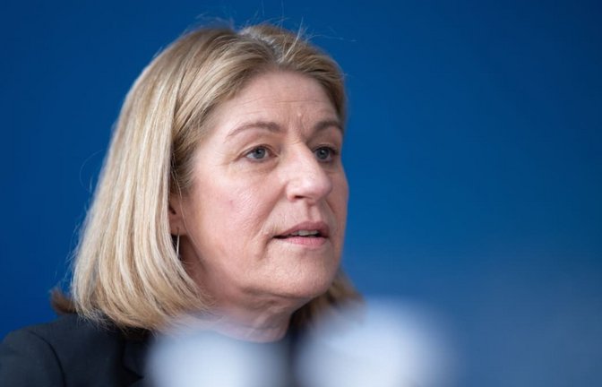 IG-Metall-Bezirksleiterin Barbara Resch sieht in der Analyse zwischen Gewerkschaften und Arbeitgebern „in nicht wenigen Punkten einen Konsens“.<span class='image-autor'>Marijan Murat/dpa</span>