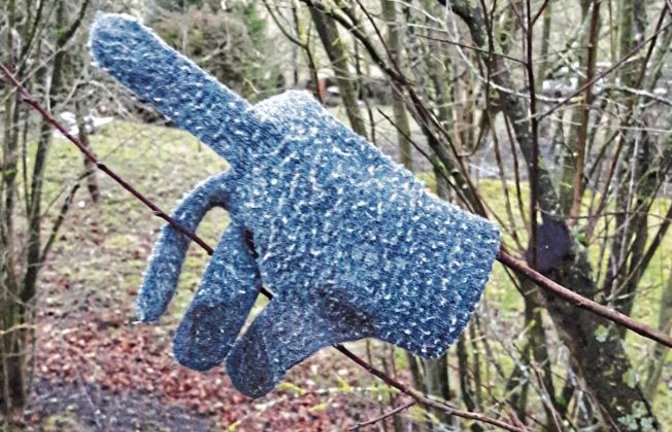 Mit einem Fingerzeig am Wegesrand hofft dieser Handschuh in Aurich auf baldige Zusammenführung mit seinem Pendant. Foto: Rücker