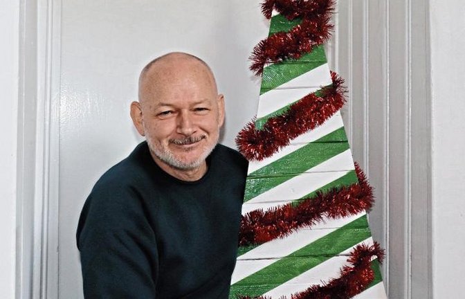 Marcus Lambkin posiert mit einem Christbaum in den Farben seiner Heimat Irland. Foto: Gergen