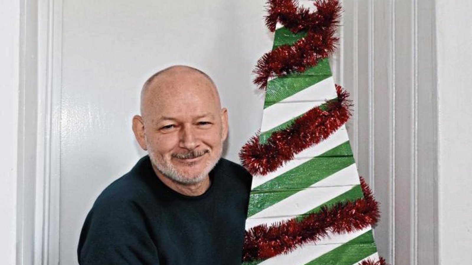 Marcus Lambkin posiert mit einem Christbaum in den Farben seiner Heimat Irland. Foto: Gergen Marcus Lambkin posiert mit einem Christbaum in den Farben seiner Heimat Irland. Foto: Gergen